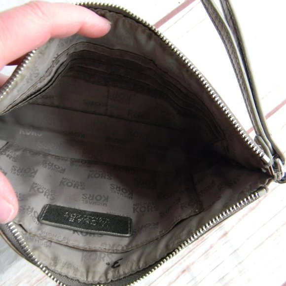 MICHAEL KORS MIRROR JET SET LOGO LARGE METALLIC WRISTLET CLUTCH - Picture 4 of 5